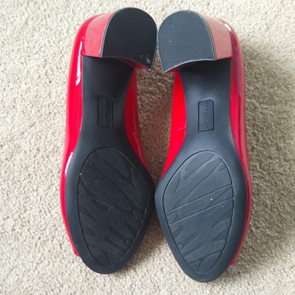 EUC Anne Klein red patent leather peeptoe block heel pumps